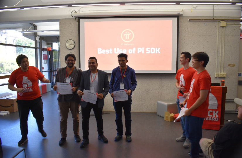 Sus Drones 团队成员在哈佛大学获得“最佳使用 Pi SDK”奖。